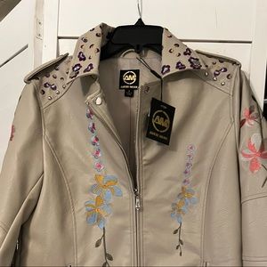 Beautiful jacket never been worn looks like leather but it’s not